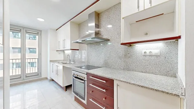 Poblenou: luz natural, dos amplias habitaciones y parking y trastero incluidos en el precio. — 25