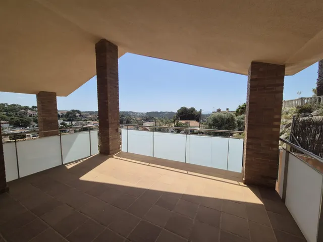 Casa con vistas panorámicas, placas solares y gran terraza en Mas Trader, Cubelles — 40