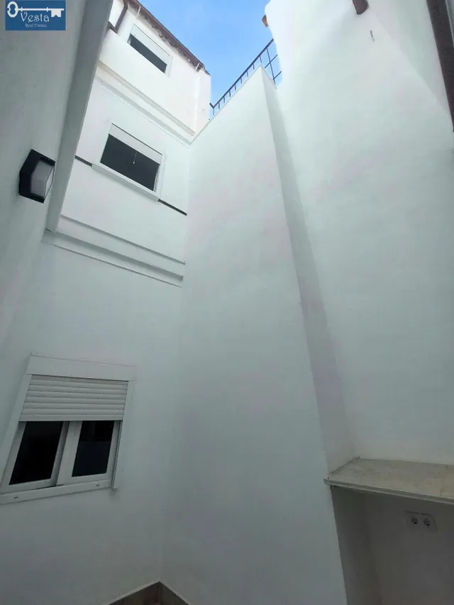 PRECIOSO BAJO CON PATIO — 16