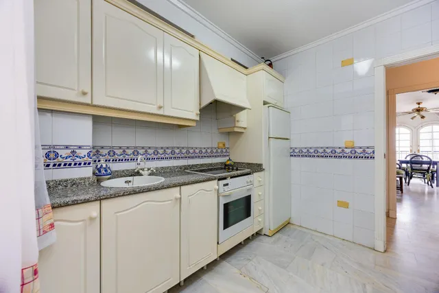 Apartamento de tres dormitorios y dos baños en residencial Duquesa Beach, primera línea de la playa de los locos — 17