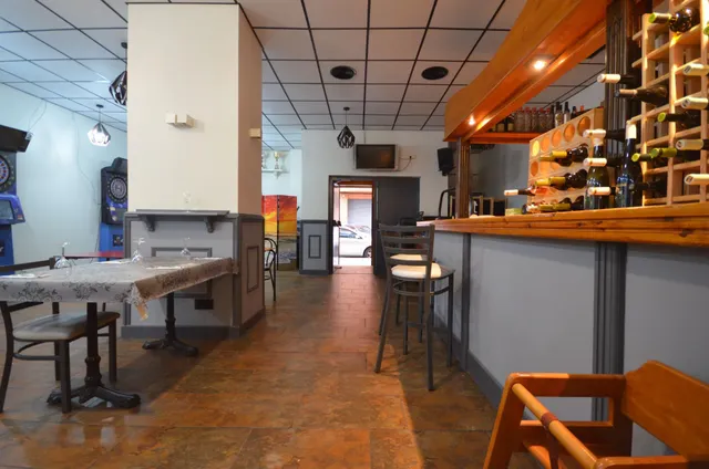 Negocio de restaurante-bar en funcionamiento en local esquinero de 402 m2 — 40