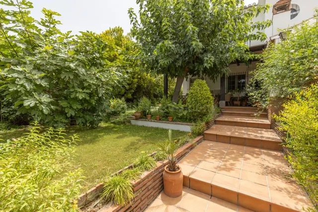 Chalet pareado con piscina, jardín y bonitas vistas a Granada en La Zubia — 2
