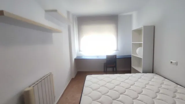 ¡Buscamos al 4.º compañer@ de piso! Habitación amplia junto 