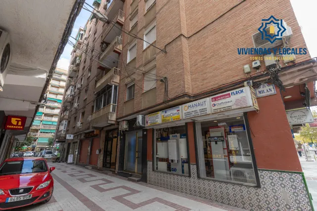 Piso de 3 dormitorios en calle milán, zaidín | muy luminoso y con gran potencial — 28