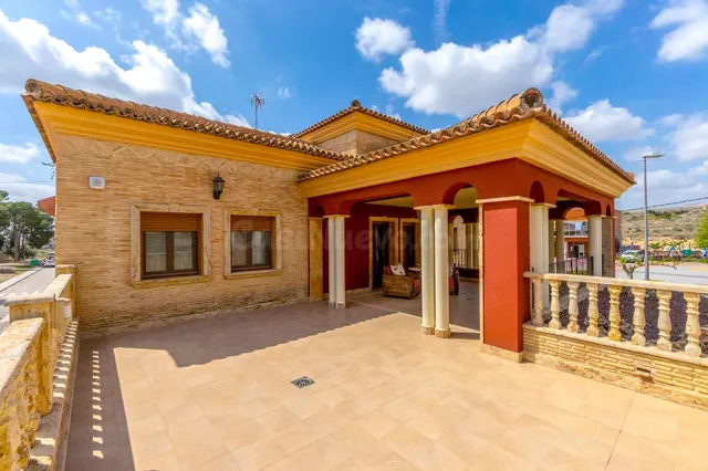 VILLA DE LUJO DE ENSUEÑO - ZONA LA APARECIDA, ORIHUELA - - foto 2