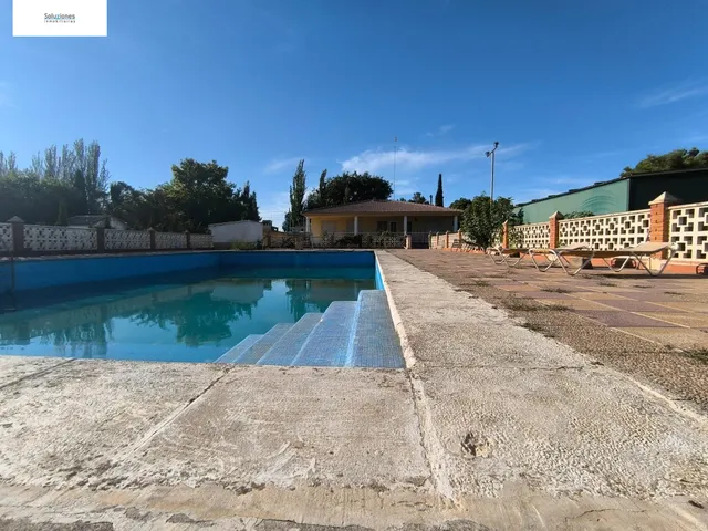 Exclusivo Chalet Seminuevo en RIACHUELOS con Amplias Instalaciones de Lujo — 2