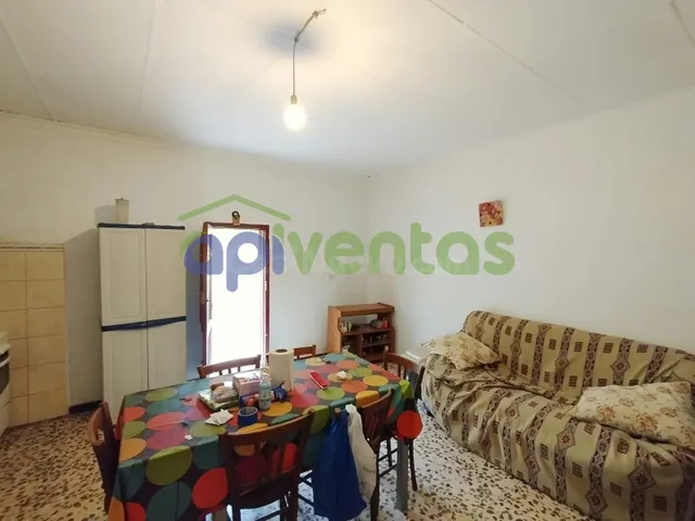 Casa con garaje y terreno - foto 2