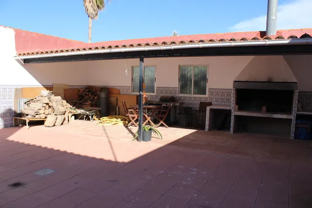 Te ofrecemos este chalet con casa de 200 metros cuadrados y 5.500 metros cuadrados de parcela! — 10