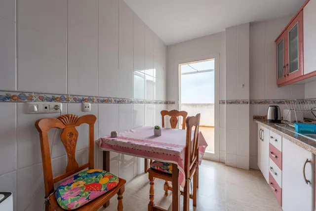 Ático Exclusivo en Roquetas de Mar con Amplia Terraza y Piscina Comunitaria — 7