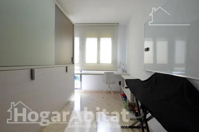 ¡vistas despejadas! amplio, alto y moderno con ascensor y balcón — 27