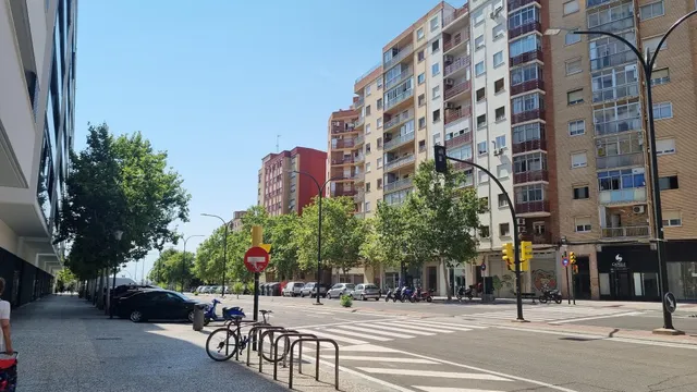LOCAL COMERCIAL de 130 m2 a pie de calle. — 19