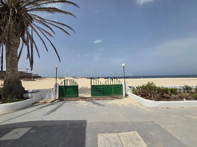 Estudio en primera línea con acceso directo a la playa – El  - foto 2