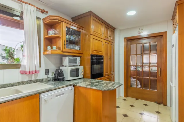 Una residencia exclusiva con terrazas panorámicas en un paraíso natural. — 31