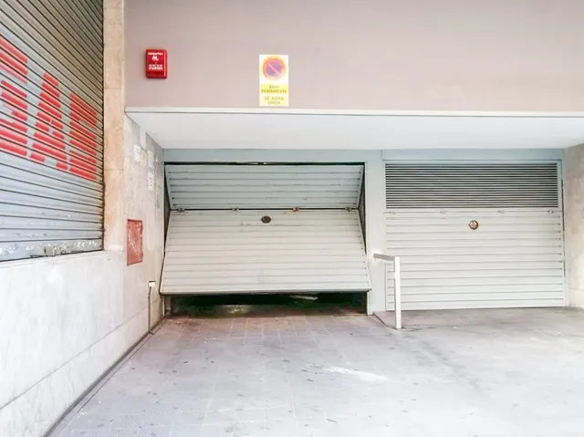 PLAZA DOBLE DE PARKING EN TRINITAT VELLA- BARCELONA — 4