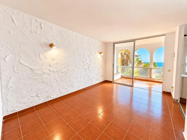 ## Espectacular apartamento en primera línea de mar con impresionantes vistas y acceso directo a la playa — 10