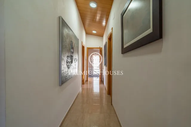 Chalet en venta con ascensor, piscina y grandes espacios en Canet de Mar — 47