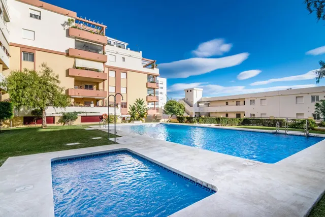 Venta de piso con dos dormitorios en Torrequebrada, Benalmád - foto 2