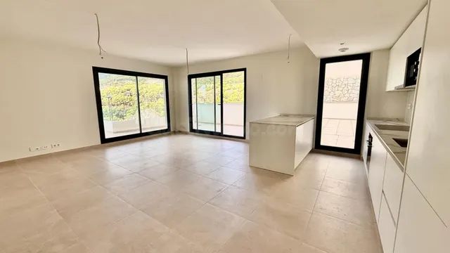 ¡ESPECTACULAR BAJO CON AMPLIA TERRAZA Y VISTAS AL MAR EN SANTANGELO SUR! — 2