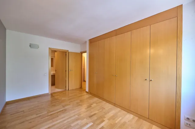 PISO DE 3 HAB CON BALCÓN, PK, Trastero y Piscina Comunitaria — 37