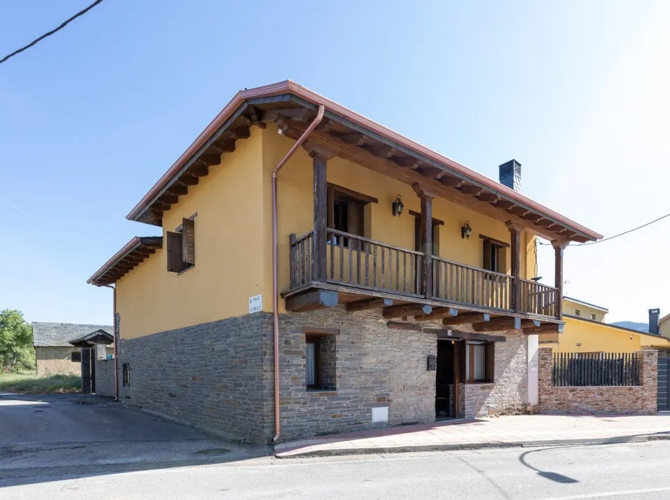 CASA CON PATIO REHABILITADA EN PIEDRA Y MADERA DE 3 habitaciones Y PATIO