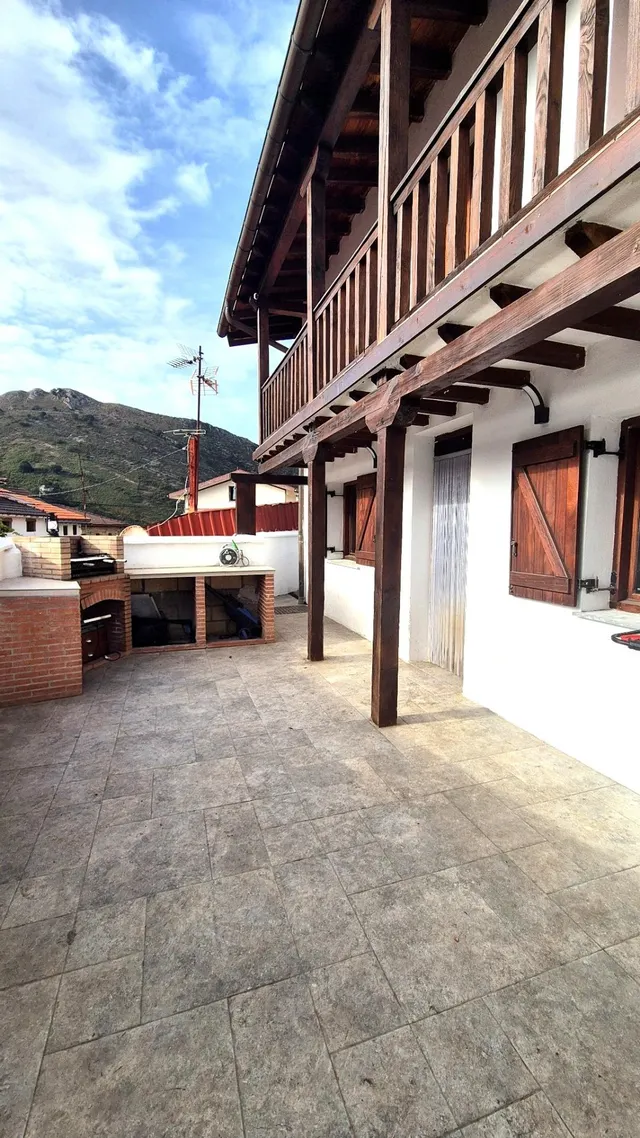 CASA REFORMADA CON JARDÍN Y PORCHE — 24