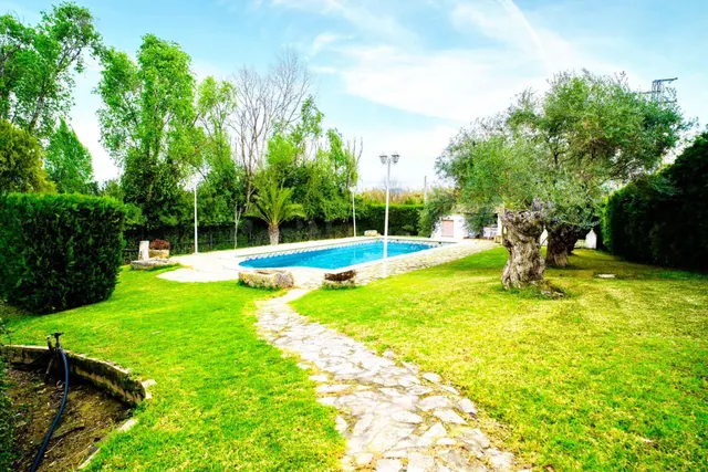 VENTA CASA CON TERRENO, PISICINA Y RESTAURANTE.
