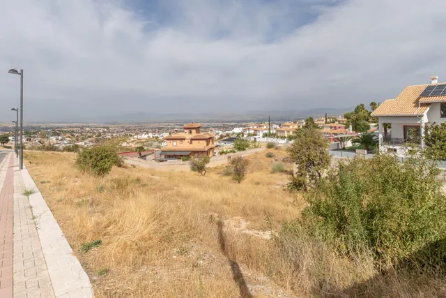 Terreno urbano de 750 m2 en Altos de La Zubia. Parcela 17, manzana M — 11