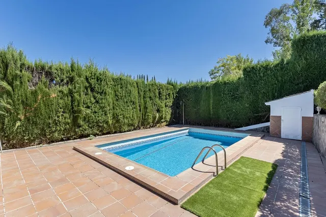 CASA PAREADA EN LA ZUBIA CON PISCINA, ZONA DE BARBACOA Y JARDÍN — 3