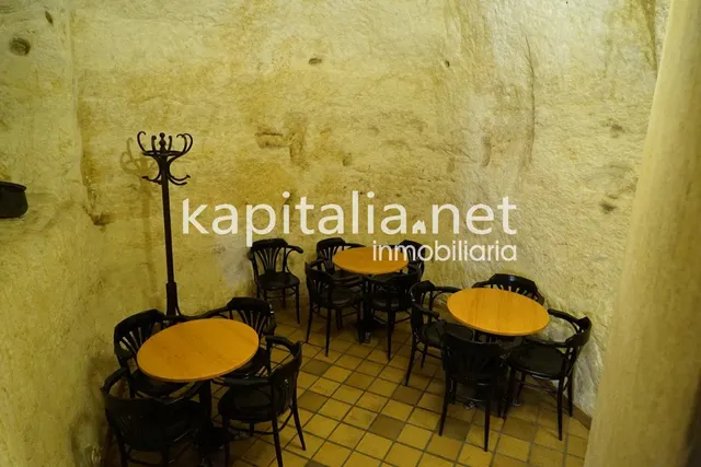 Bar en la emblemática población de Bocairent. — 35