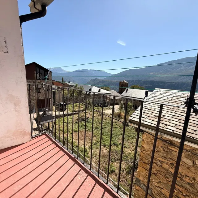 CASA DE ORIGEN CON VISTAS ESPECTACULARES EN ERESUÉ VALLE DE 