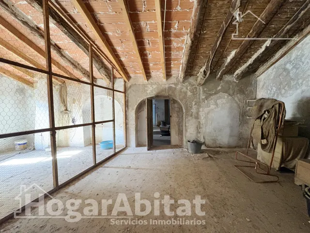 Espaciosa casa con local comercial y garaje en el centro — 50