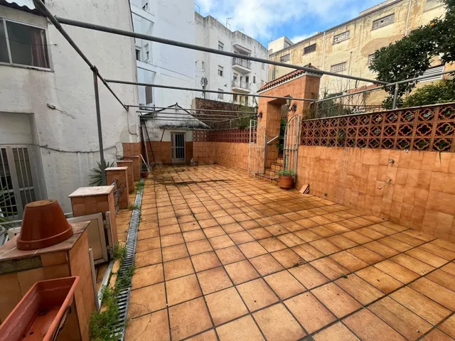 Edificio Semireformado en el Corazón de Cáceres - Oportunida