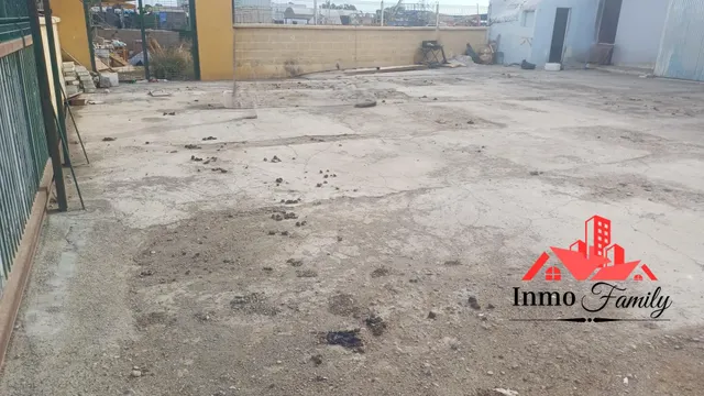 VENTA DE NAVE INDUSTRIAL CON SOLAR. ZONA LA CAÑADA.