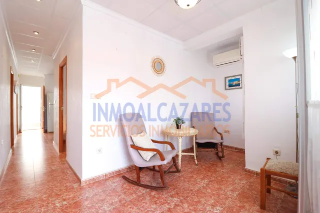 ¡A SOLO 1 MINUTO DE LA PLAYA! CÉNTRICO APARTAMENTO EN PRIMERA PLANTA DE 3 DORMITORIOS Y TERRAZA CON VISTAS AL MAR, EN LOS ALCÁZARES, MURCIA. — 24