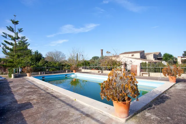 Payesia con piscina y jardín en Ariany. — 19