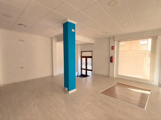 Amplio Local Comercial en Almansa - Oportunidad Única por €76,000 — 4