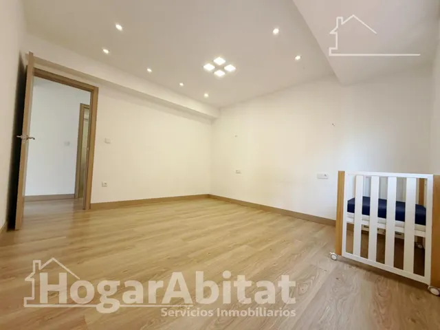 REFORMADO CON 4 DORMITORIOS Y BALCÓN — 23