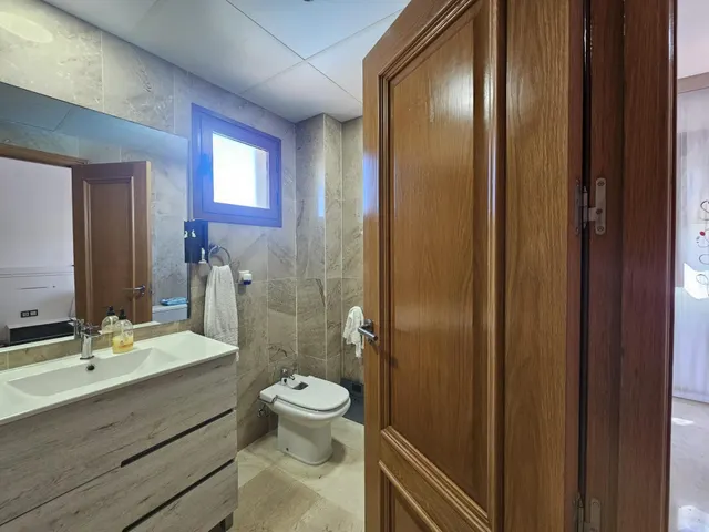 Amplio piso de 3 dormitorios con terraza, garaje, trastero y piscina en Mijas Costa — 13