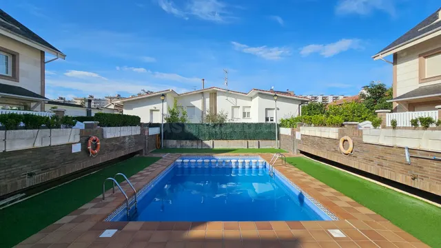Chalet en primera línea de Laredo - foto 2