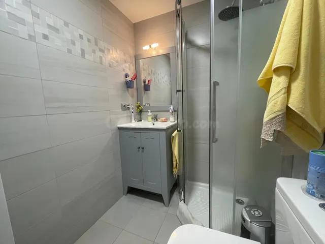 Apartamento de 1 dormitorio con terraza interior y aire acon - foto 5