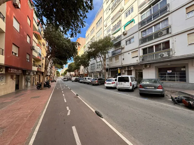 Piso de 3 dormitorios en Altamira, en pleno centro de Almería — 38