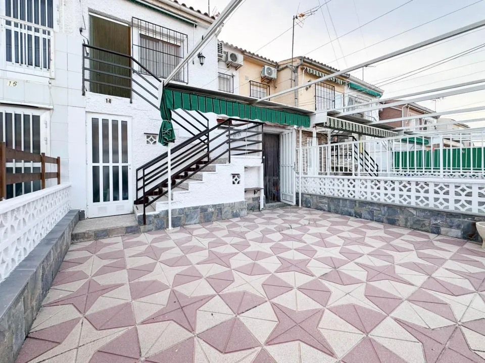 ¡Tu refugio junto al mar durante todo el año! Adosado con terraza en Los Sauces, Playa Lisa (Santa Pola)