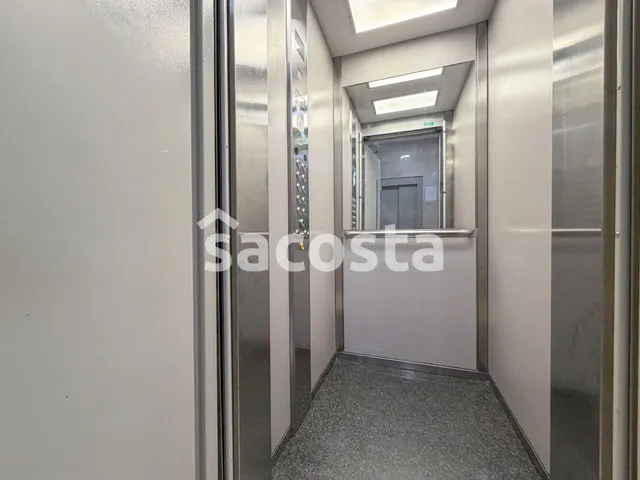 Amplio piso con  terraza, ideal como inversión o vivienda — 24