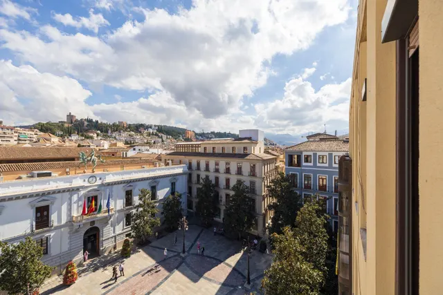 GRAN PISO EN PLAZA DEL CARMEN FRENTE AL AYUNTAMIENTO. — 46