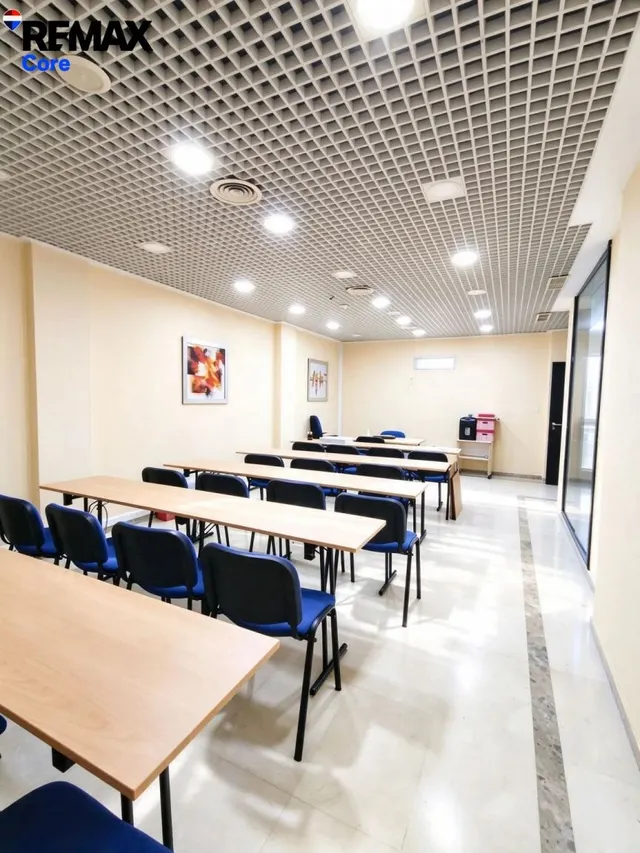 Local para oficinas, gimnasio o clínica en venta en el Centro de Badajoz — 40
