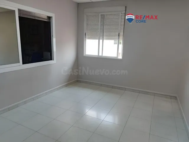 Piso en Ronda Norte: Espacio y Comodidad a su Alcance - foto 2
