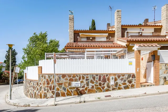 CASA ADOSADA ESQUINERA CON GRAN TERRAZA EN ELS MASSOS DE COM
