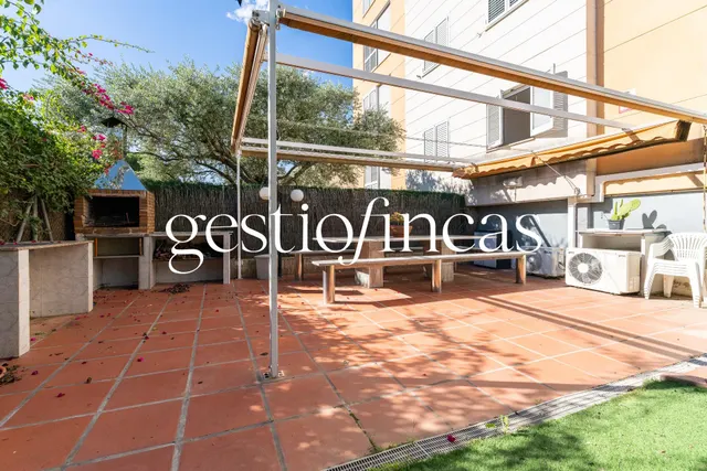 Espectacular bajo con gran jardín privado, piscina y parking a 5 minutos del mar — 33