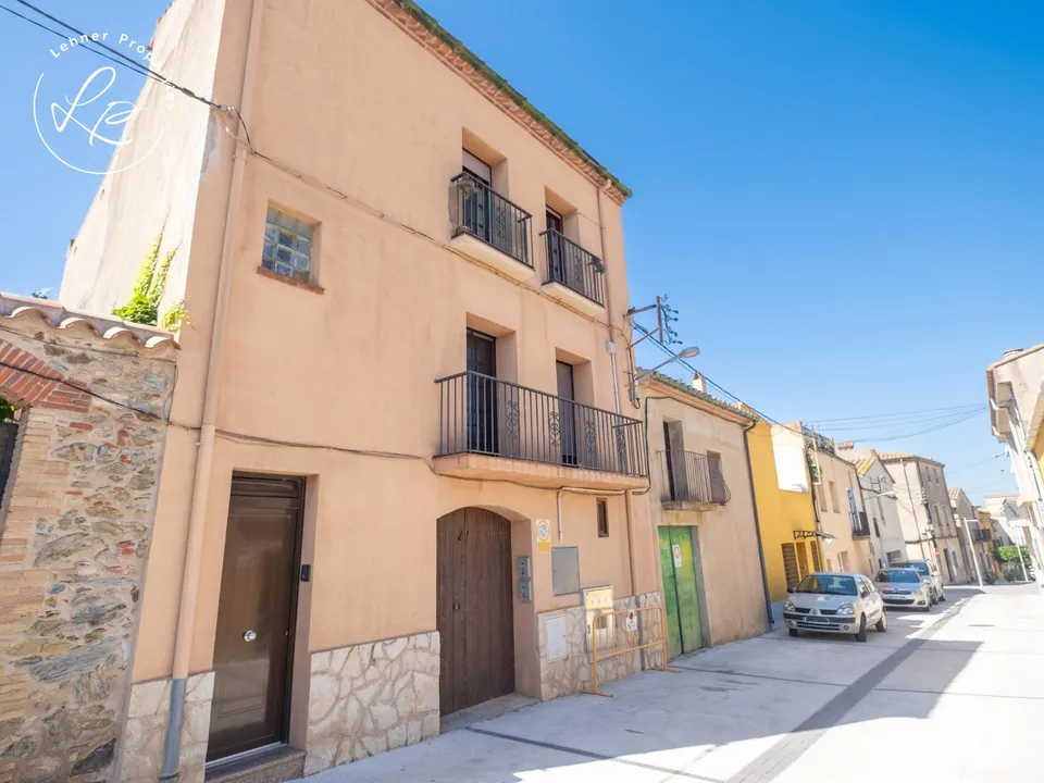 Oportunidad Única de Inversión en Garriguella : Edificio Residencial con Local/Garaje y Rentabilidad Inmediata