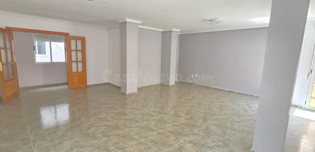 AMPLIO PISO CÉNTRICO CON GRAN TERRAZA CERCA DE LA PLAYA - foto 3